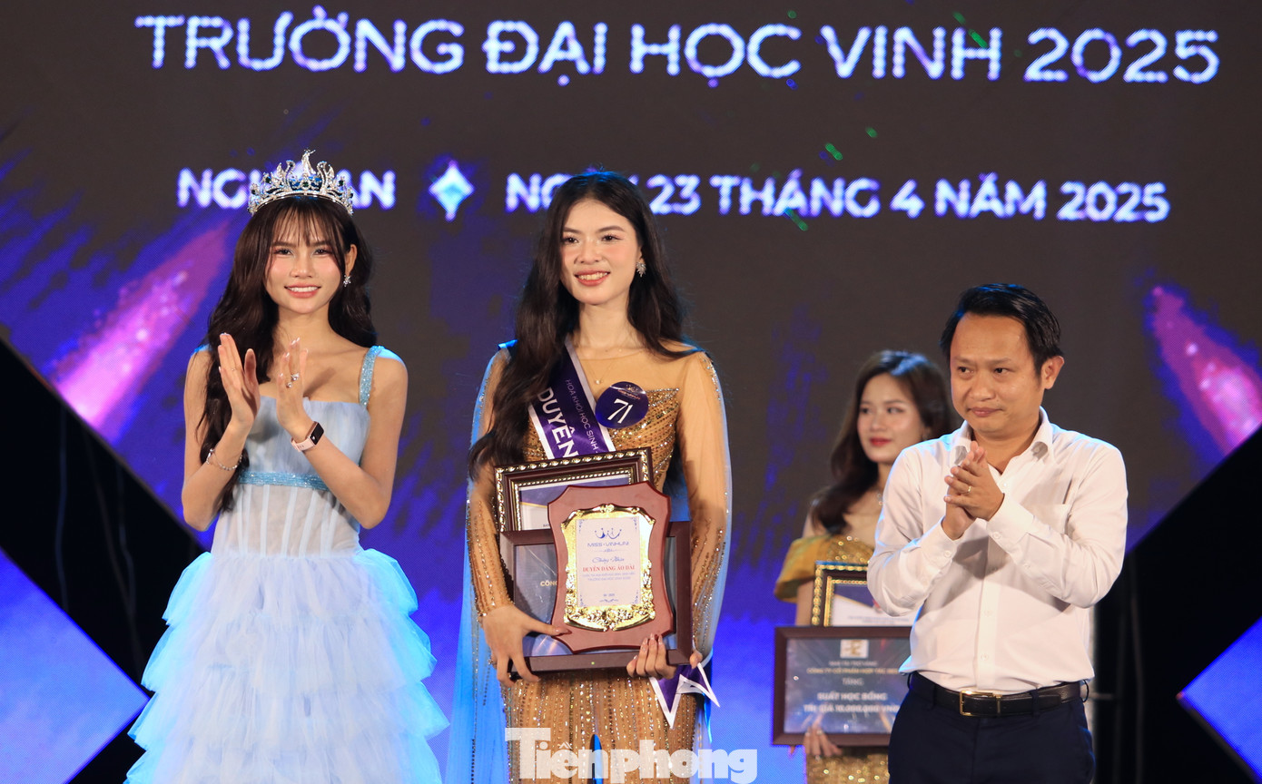 Trao giải phụ cho 2 thí sinh đạt giải: Duyên dáng áo dài và Dạ hội ấn tượng.