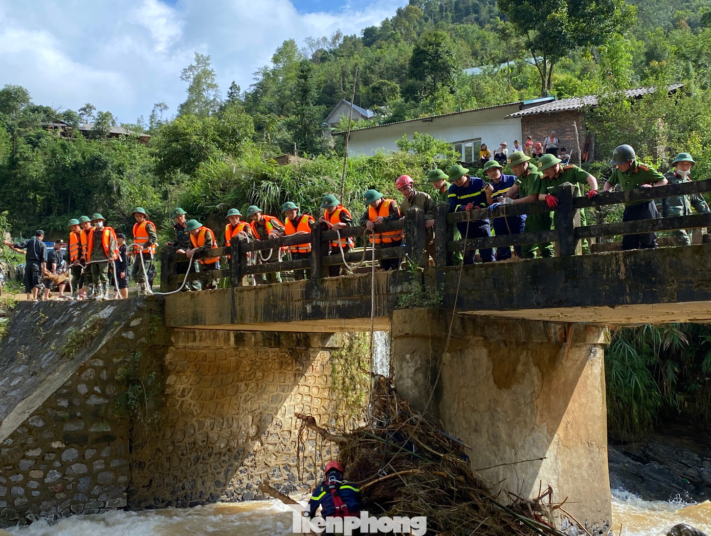 Hầu hết những chiếc xe bị cuốn trôi sau vụ sạt lở đều bị mắc kẹt cùng cây cối, đất đá khiến việc cứu hộ gặp khó khăn.