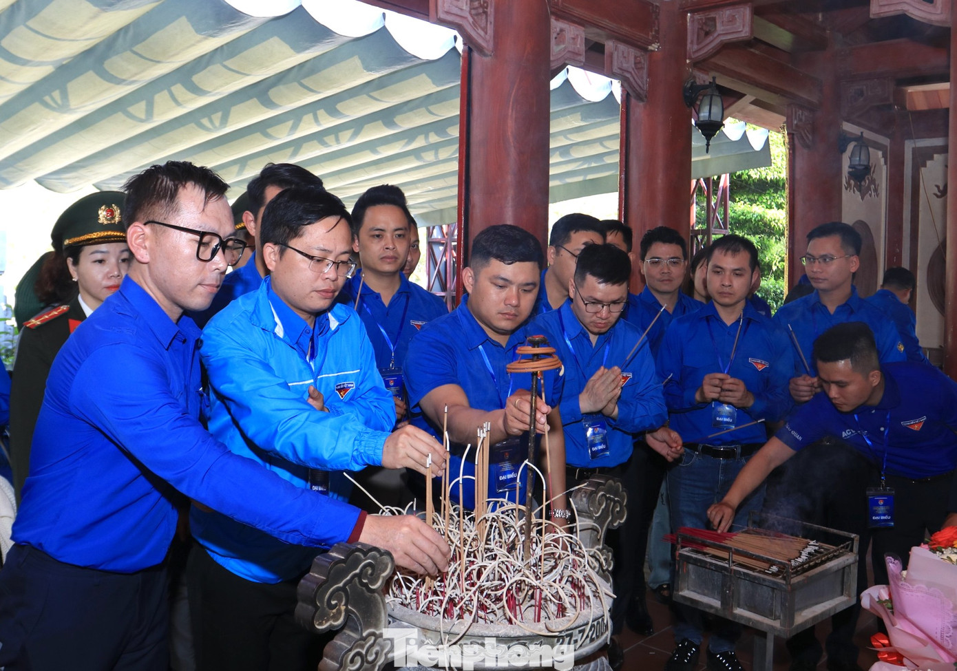 Các cán bộ đoàn viên tiêu biểu dâng hương tri ân các anh hùng liệt sĩ. Các cán bộ đoàn viên tiêu biểu dâng hương tri ân các anh hùng liệt sĩ.