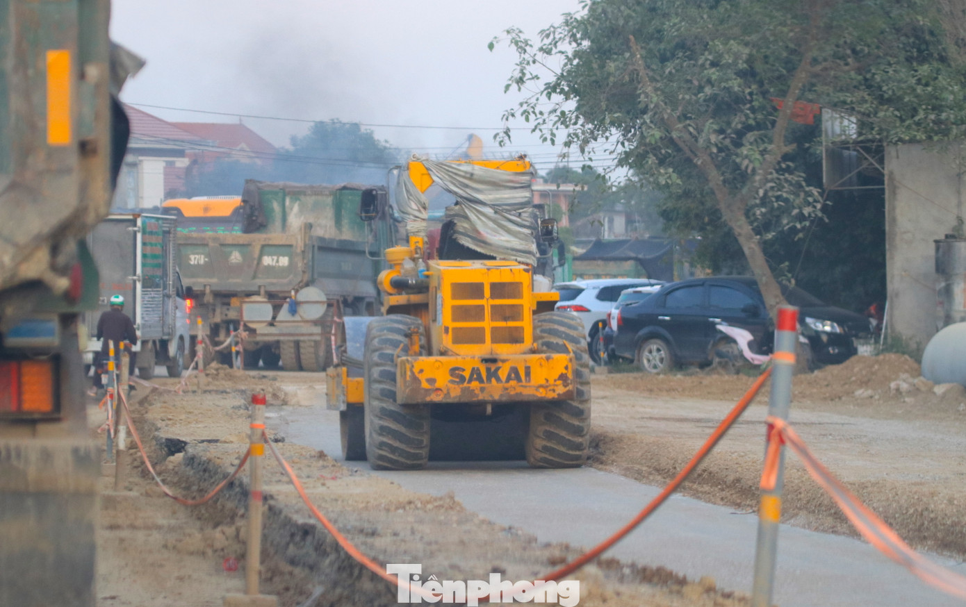 Thời điểm tan tầm, giao thông trên tuyến thường xuyên xảy ra ách tắc tại các vị trí thi công dự án.