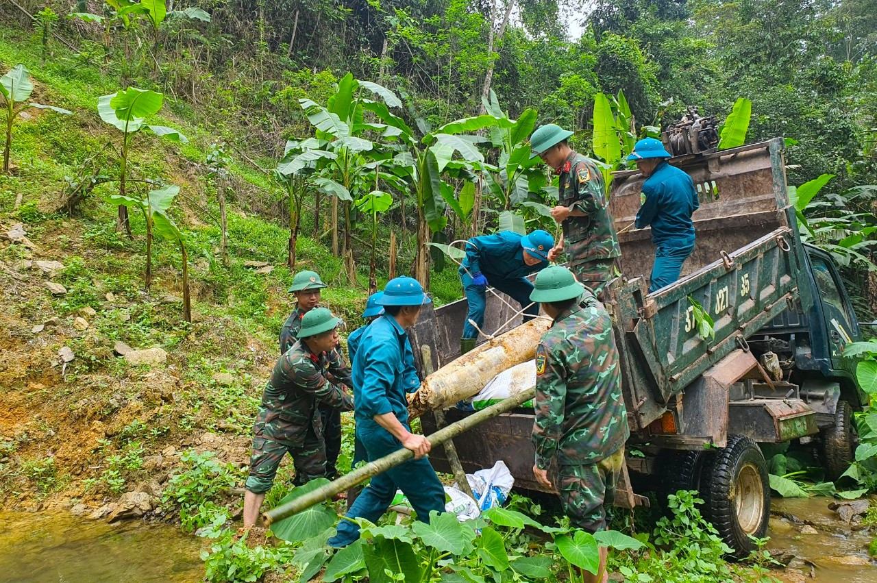 Sau khi vô hiệu hóa ngòi nổ, lực lượng chức năng vận chuyển quả bom đi hủy nổ.