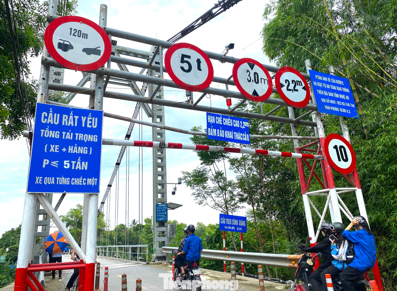 Để đảm bảo an toàn, cơ quan quản lý đã cho cắm nhiều biển cảnh báo, hạn chế tải trọng qua cầu dưới 5 tấn.
