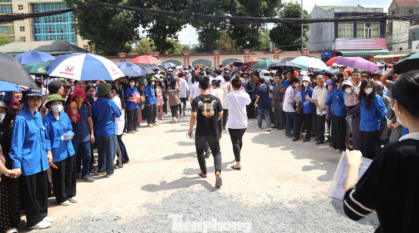 Họ từ những bản làng xa xôi, đã lặn lội xuống thành phố để bên con, cháu mình trong kỳ thi quan trọng. Tất cả đều đặt rất nhiều hi vọng vào kỳ thi quan trọng này.