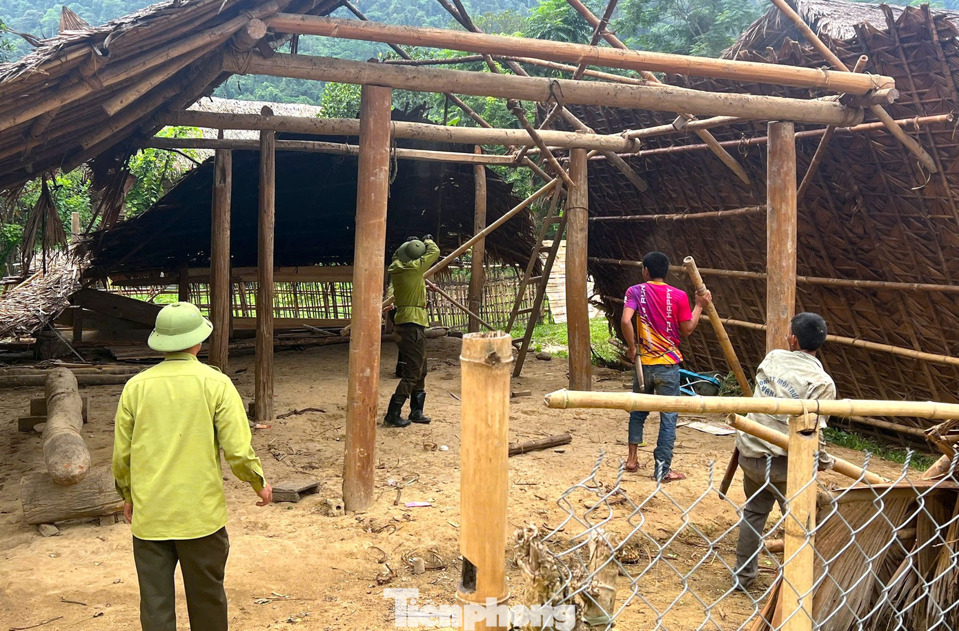 Đợt 1, các lực lượng sẽ hỗ trợ tháo dỡ nhà, di dời tài sản cho 19 hộ dân ở bản Cò Phạt.