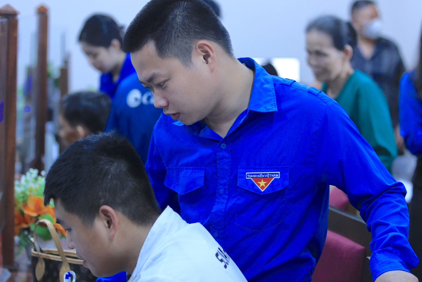 Theo đó, Tổ ứng cứu công nghệ và nghiệp vụ phường Vinh Lộc đã túc trực tại Trung tâm hành chính công để hướng dẫn người dân đăng ký tài khoản định danh điện tử, tài khoản dịch vụ công quốc gia; hỗ trợ nộp hồ sơ trực tuyến, tra cứu thủ tục, sử dụng Cổng dịch vụ công và phần mềm hành chính để làm các thủ tục, giấy tờ liên quan.