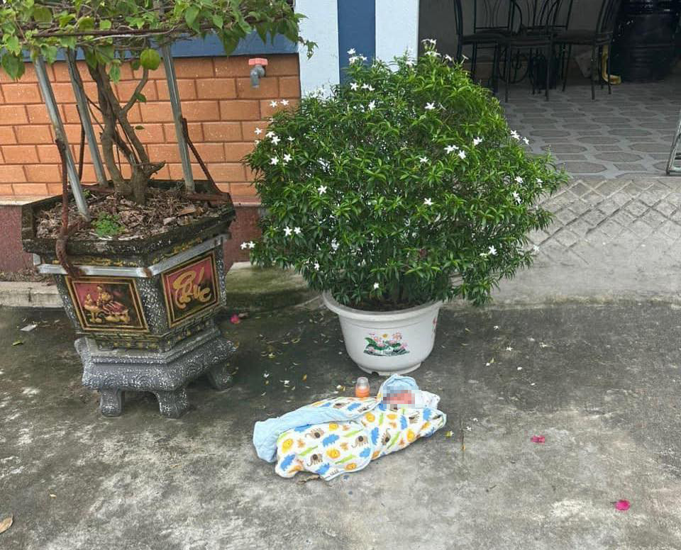 Cháu bé sơ sinh bị bỏ rơi trước cổng nhà vợ chồng chị Ph. lúc giữa trưa.