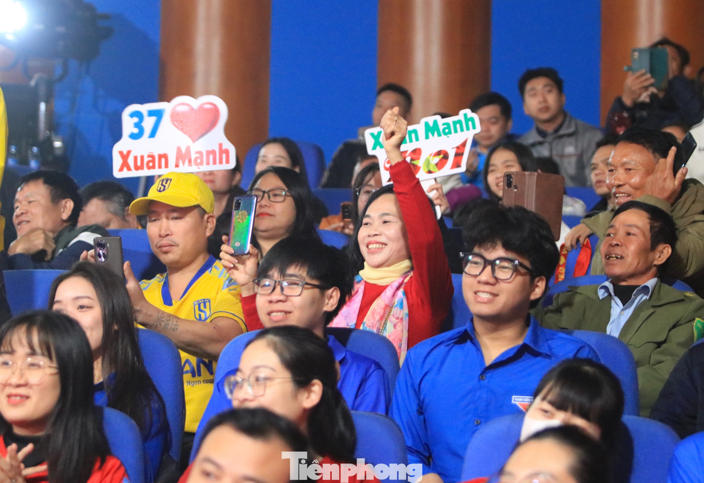 Đông đảo người hâm mộ, đoàn viên thanh niên có mặt tại chương trình giao lưu. Đông đảo người hâm mộ, đoàn viên thanh niên có mặt tại chương trình giao lưu.