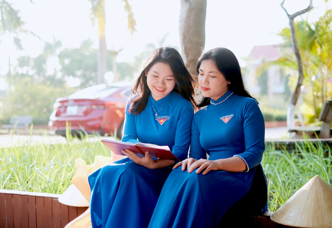 Nữ cán bộ đoàn tự tin khoe sắc cùng tà áo dài thanh niên.