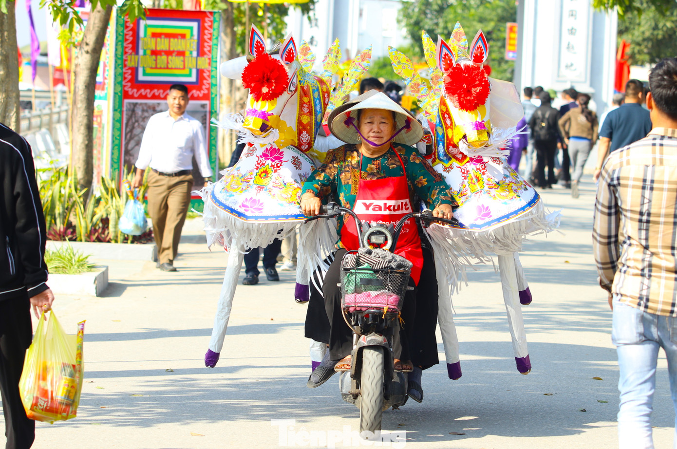 Phía ngoài, dịch vụ vận chuyển đồ lễ, ngựa giấy tất bật phục vụ khách. Mỗi mâm lễ, ngựa giấy có giá từ 500.000 đến cả triệu đồng tùy yêu cầu của du khách.