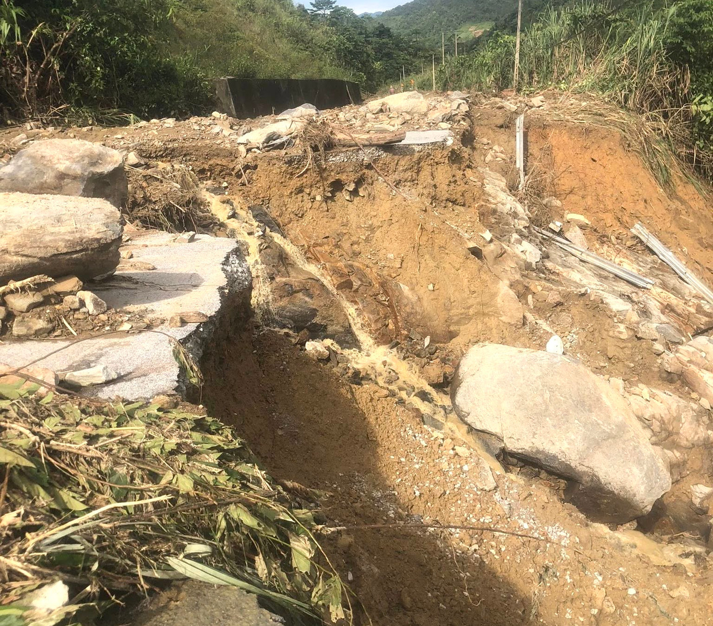 Mặt đường nhiều đoạn bị cuốn trôi xuống suối.