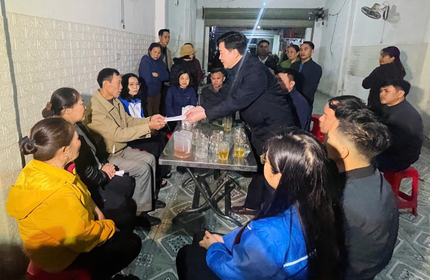 Chính quyền địa phương thăm hỏi các gia đình có nạn nhân gặp nạn.