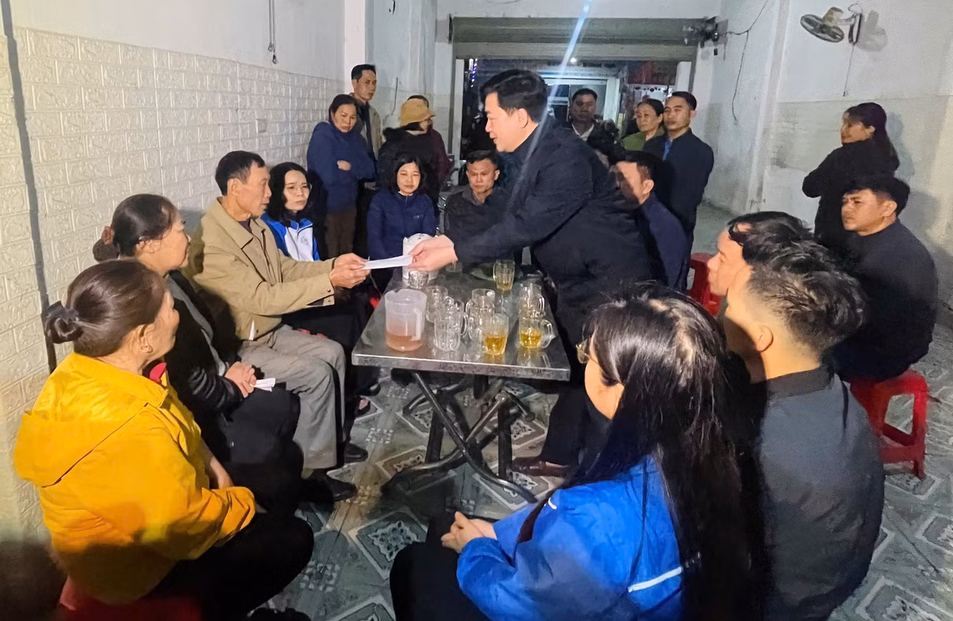 Chính quyền địa phương thăm hỏi các gia đình có nạn nhân gặp nạn.