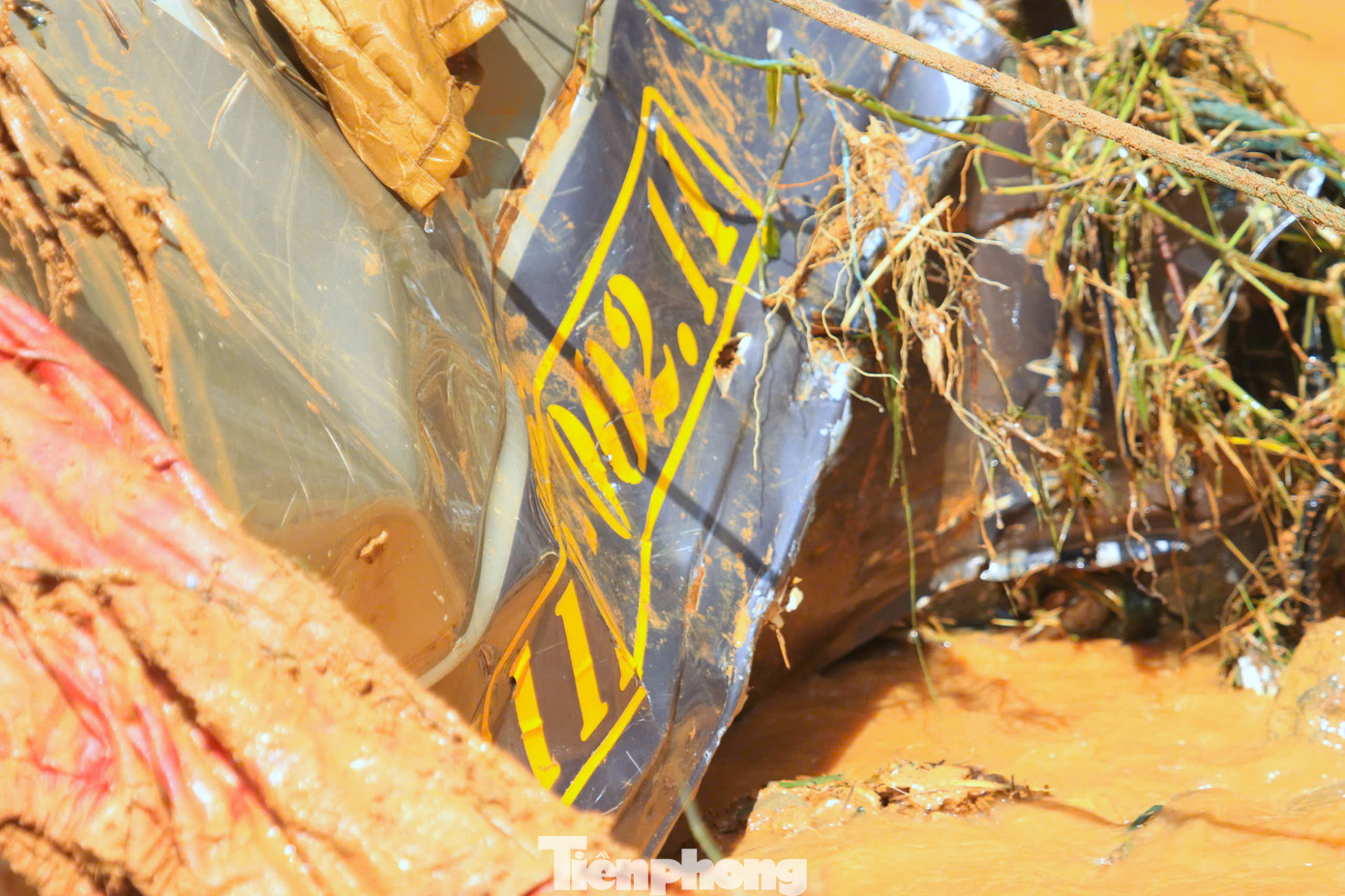 Khi tháo các bộ phận xe khách, tài sản, đồ dùng của các nạn nhân trên xe khách dần dần hiện ra.