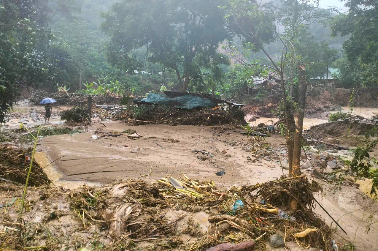 Trưa 30/5, ông Nguyễn Văn Hòe - Chánh Văn phòng UBND huyện Tương Dương (Nghệ An) cho biết, trận lũ quét xảy ra vào đêm 29/5 rạng sáng 30/5 tại 2 xã Hữu Khuông và Nhôn Mai đã gây thiệt hại nặng nề. Trong sáng 30/5, lãnh đạo huyện cùng các đơn vị đã xuống hiện trường kiểm tra, hỗ trợ người dân khắc phục hậu quả của lũ quét.