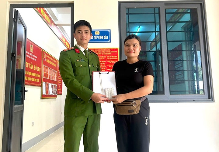 Chị Phương đến Công an xã Hạnh Dịch trình báo sau khi nhặt được chiếc túi vải chứa vàng bên trong. Chị Phương đến Công an xã Hạnh Dịch trình báo sau khi nhặt được chiếc túi vải chứa vàng bên trong.