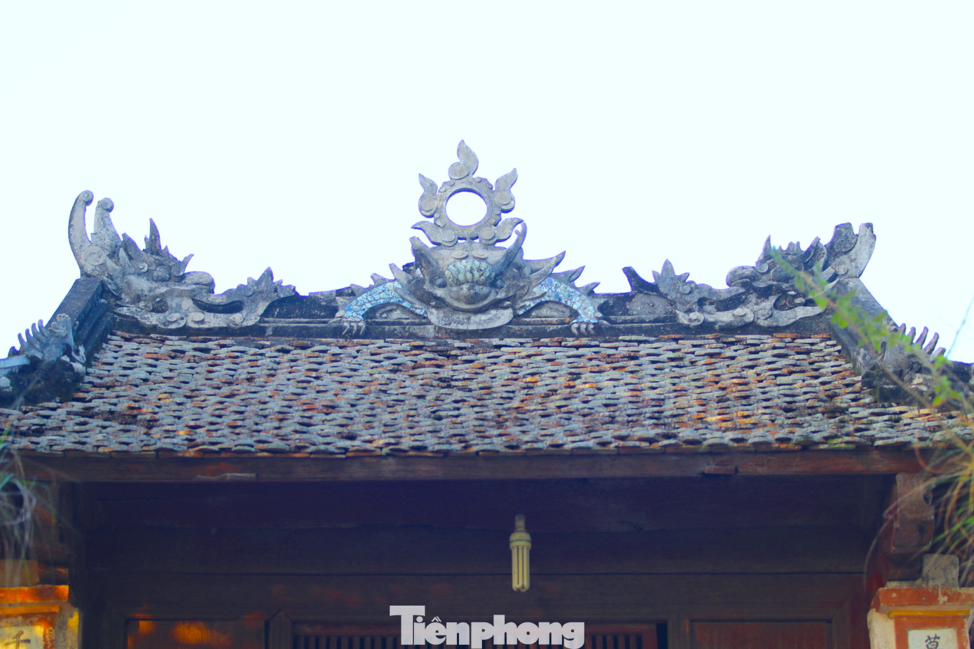 Những mái ngói phủ đầy rêu, những dòng chữ, những hình tượng được điêu khắc mang vẻ cổ kính.