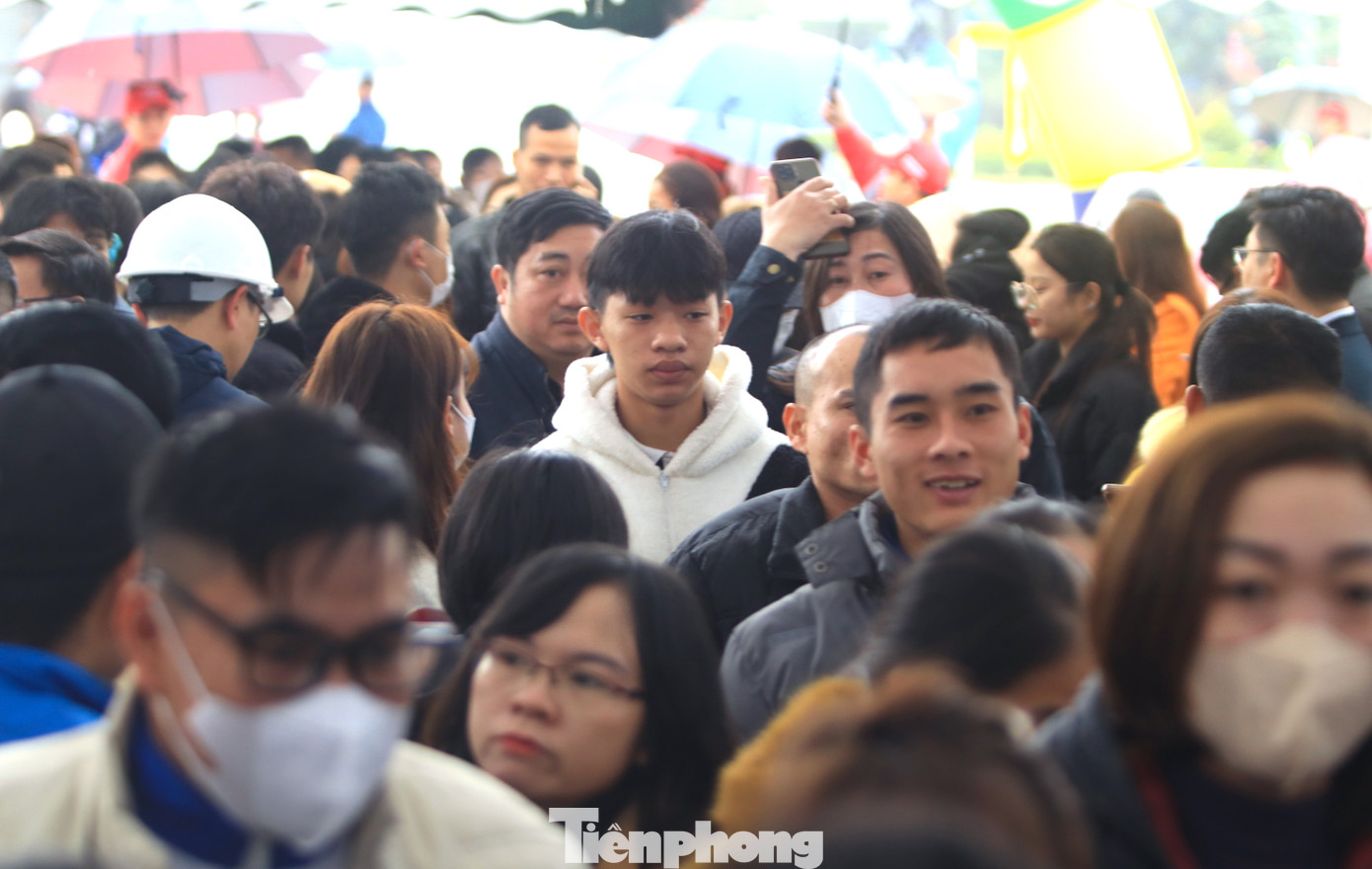 Hơn 1.400 người lao động, học sinh, sinh viên đã đến tham dự ngày hội việc làm tại các phiên khai mạc, phiên tư vấn việc làm trực tuyến giữa doanh nghiệp với người lao động.