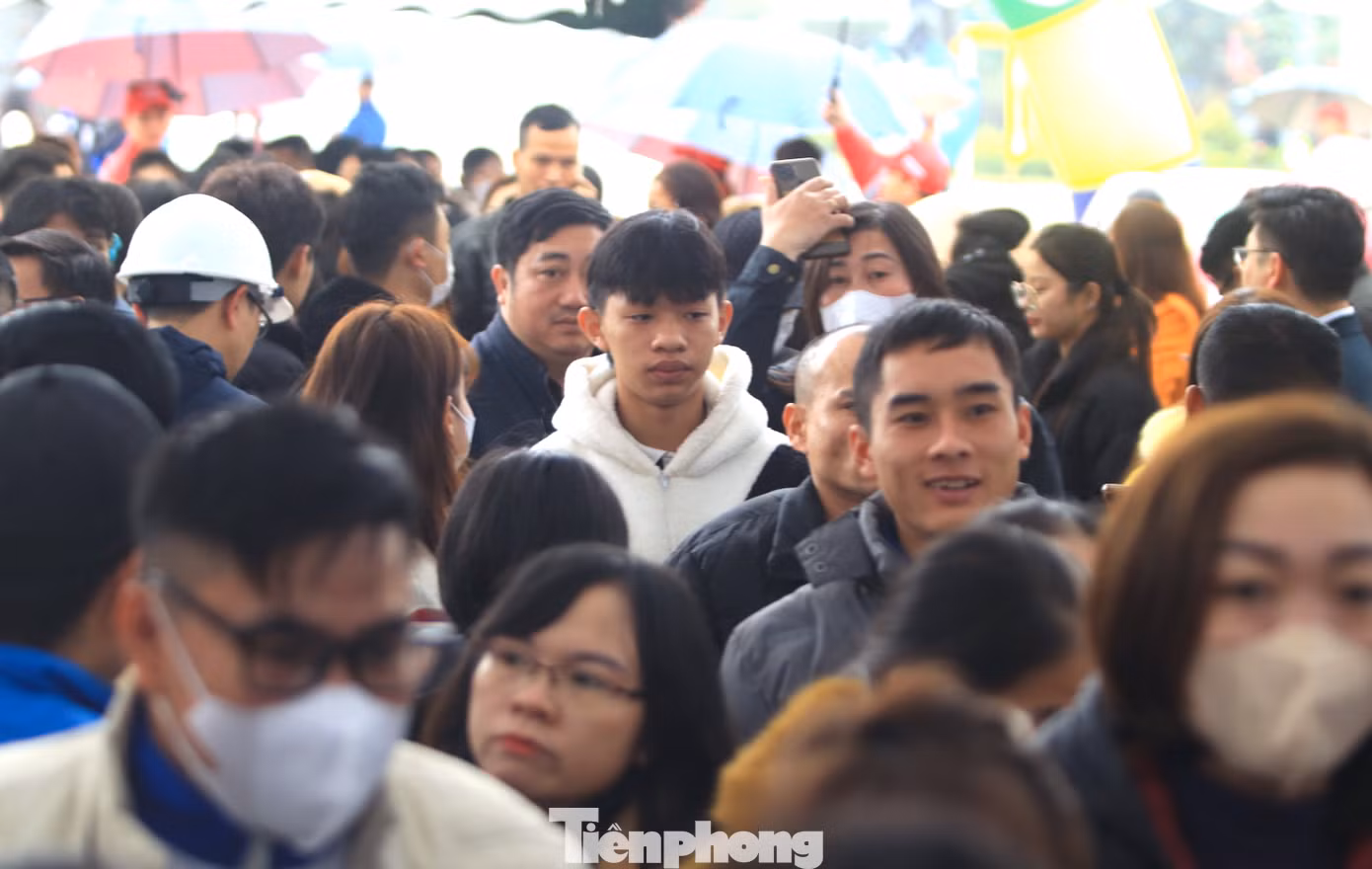 Hơn 1.400 người lao động, học sinh, sinh viên đã đến tham dự ngày hội việc làm tại các phiên khai mạc, phiên tư vấn việc làm trực tuyến giữa doanh nghiệp với người lao động.