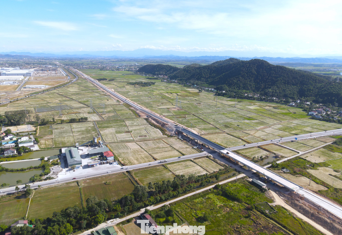 19 km còn lại do nền đất yếu nên được các đơn vị chức năng chờ thời gian xử lý lún. Theo kế hoạch, ngày 30/6 sẽ thông xe đến cuối tuyến ở nút giao quốc lộ 8A (xã Thanh Bình Thịnh, huyện Đức Thọ, Hà Tĩnh).