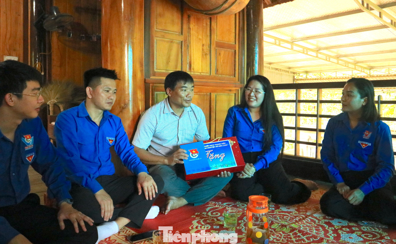 Trao tặng hơn 1.500 suất quà an sinh cho các hộ gia đình, người dân có hoàn cảnh khó khăn và 500 suất học bổng cho học sinh có hoàn cảnh khó khăn vươn lên học tốt.