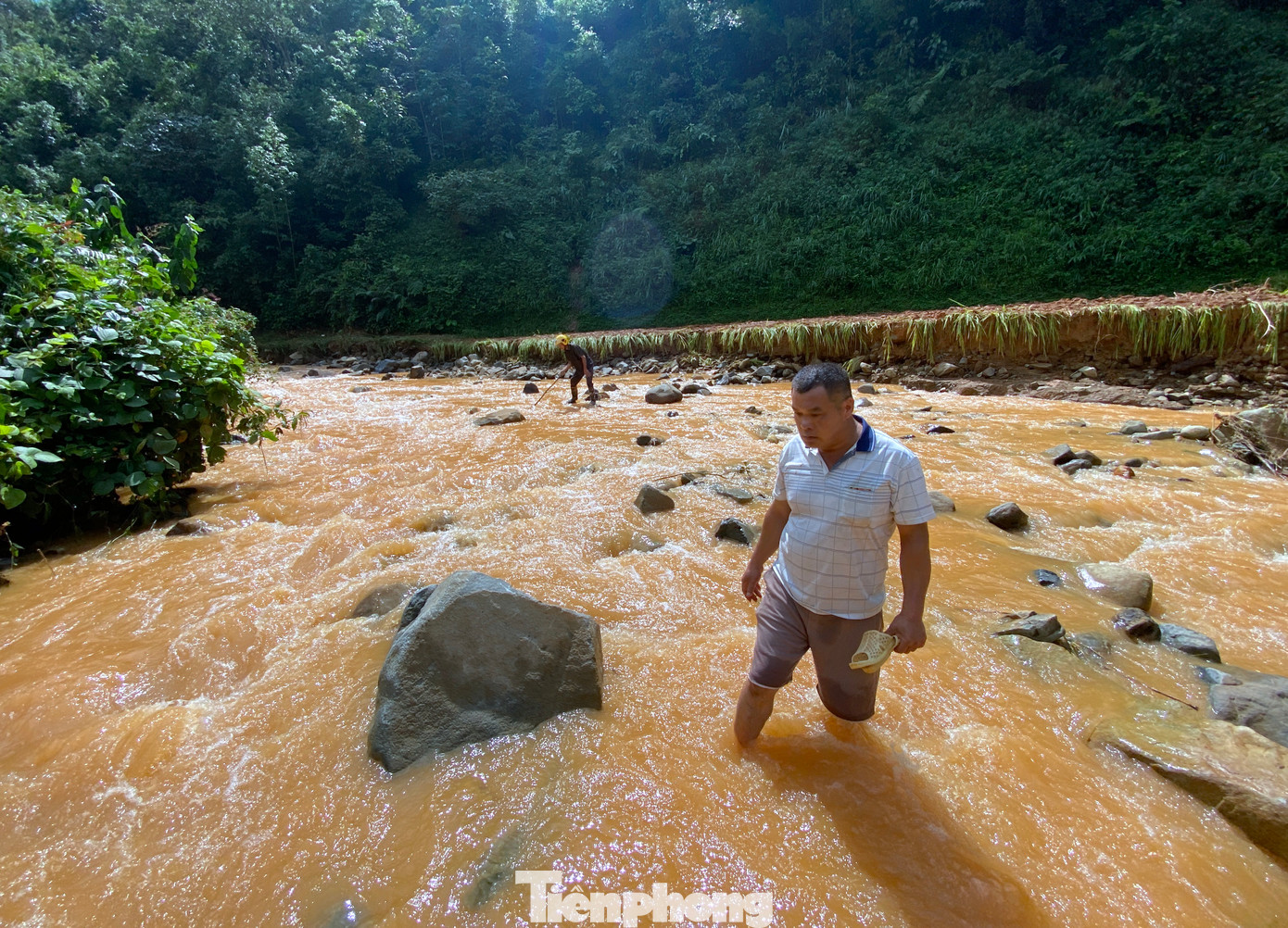 Nước suối Khuổi Ngọa chảy khá mạnh nhưng ông Luận và ông Tứ chỉ để mắt đến những điểm nghi ngờ để mong tìm thấy người thân sớm nhất. Nước suối Khuổi Ngọa chảy khá mạnh nhưng ông Luận và ông Tứ chỉ để mắt đến những điểm nghi ngờ để mong tìm thấy người thân sớm nhất.