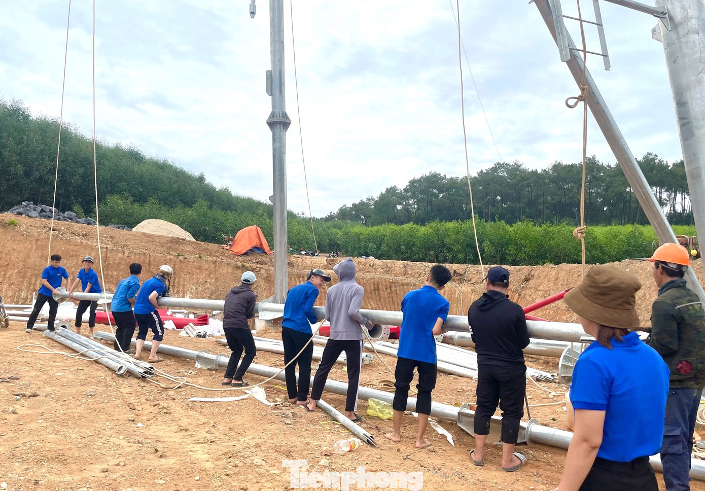 Không chỉ tham gia giải phóng mặt bằng, các đoàn viên thanh niên còn tham gia hỗ trợ khuân vác cấu kiện, vật liệu phù hợp... giúp các lực lượng đẩy nhanh tiến độ thi công công trình.