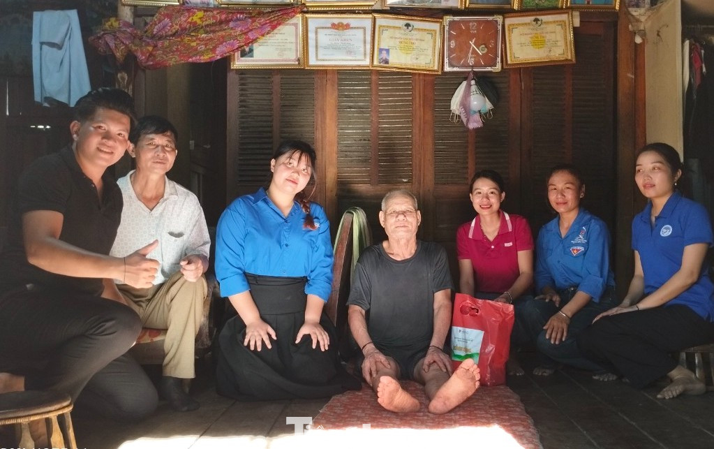 Dịp này, đoàn viên thanh niên huyện Tương Dương đã hỗ trợ 25 hộ gia đình chính sách lấy củi, làm cỏ ngô, cấy lúa.... Thăm, tặng 30 suất quà cho các thương, bệnh binh, cựu TNXP trên địa bàn.