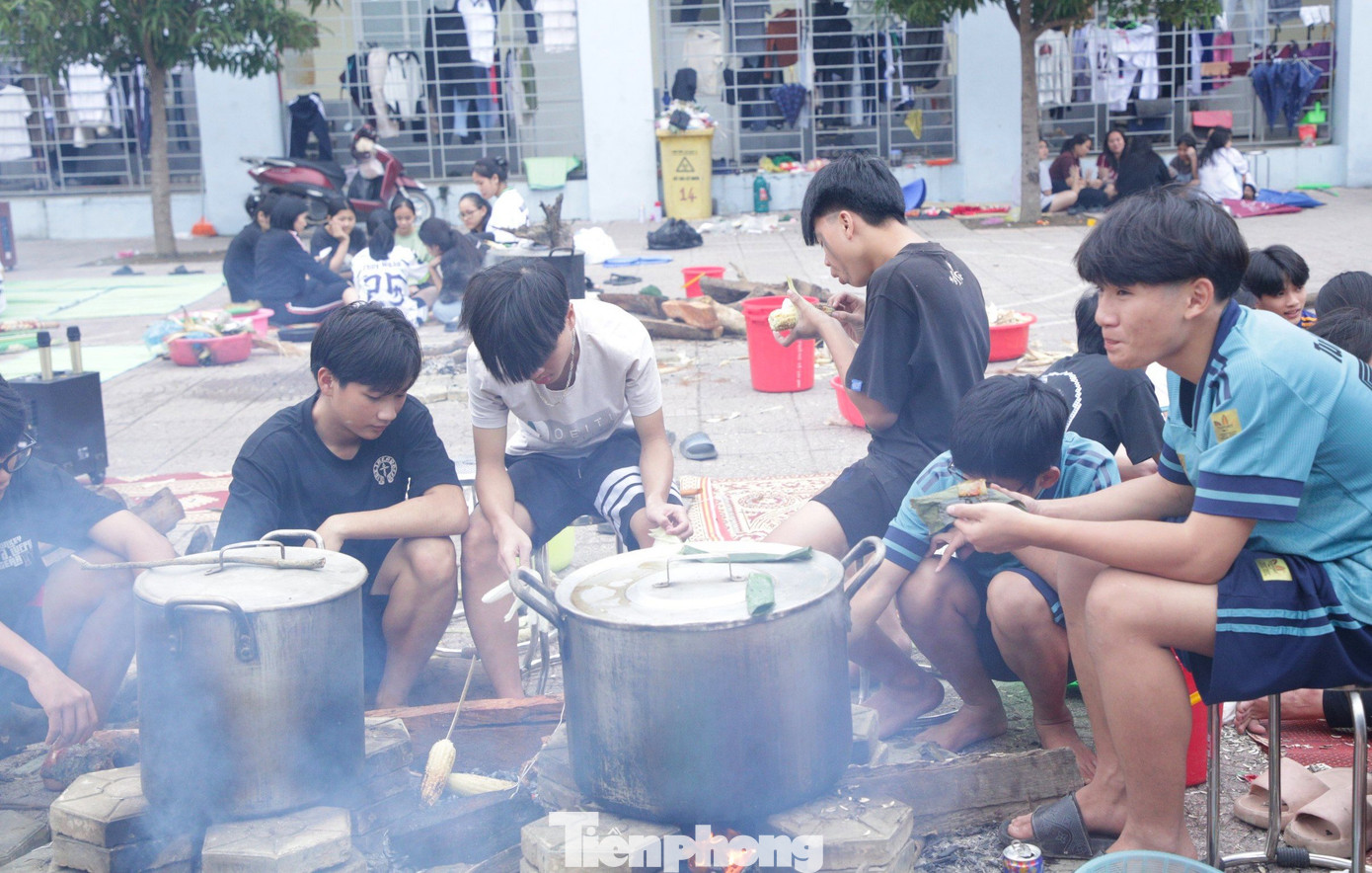 Các bạn nam có nhiệm vụ giữ bếp luôn đỏ và canh nồi nấu bánh.