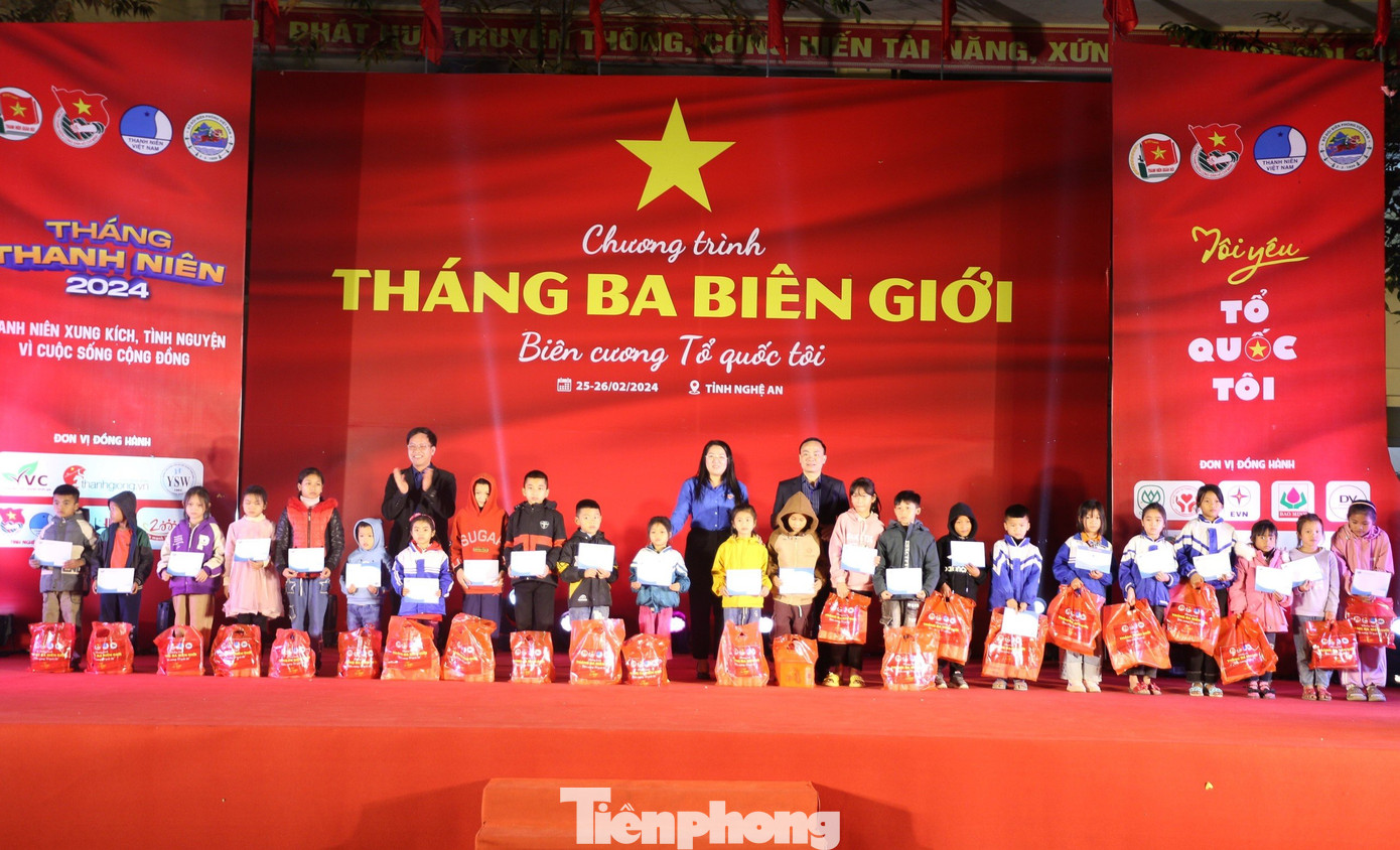 Ban tổ chức trao tặng những phần quà ý nghĩa đến người dân, các em học sinh có hoàn cảnh khó khăn.