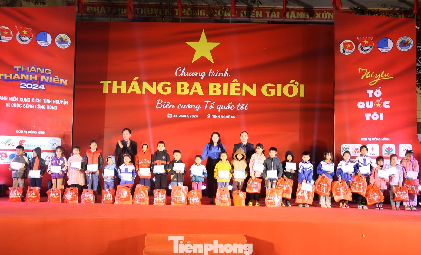 Ban tổ chức trao tặng những phần quà ý nghĩa đến người dân, các em học sinh có hoàn cảnh khó khăn. Ban tổ chức trao tặng những phần quà ý nghĩa đến người dân, các em học sinh có hoàn cảnh khó khăn.