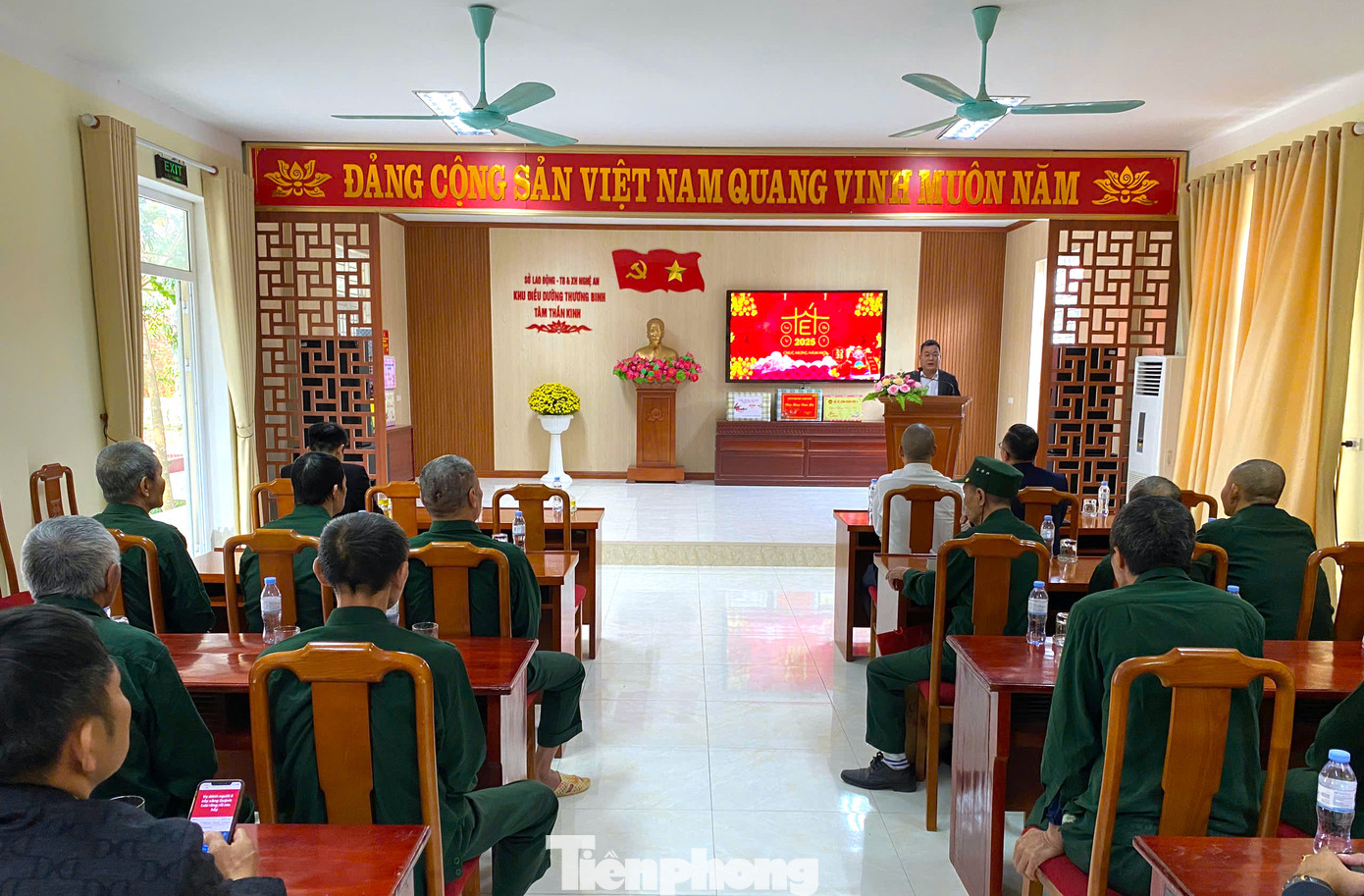 Buổi lễ trao quà tại Trung tâm Điều dưỡng thương binh tâm thần kinh Nghệ An diễn ra trong không khí ấm cúng, ý nghĩa. Buổi lễ trao quà tại Trung tâm Điều dưỡng thương binh tâm thần kinh Nghệ An diễn ra trong không khí ấm cúng, ý nghĩa.