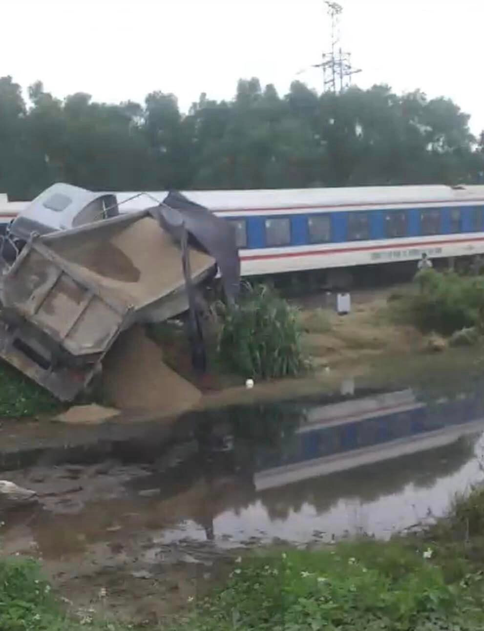 May mắn vụ tai nạn chỉ khiến tài xế xe đầu kéo và lái tàu bị xây xước.