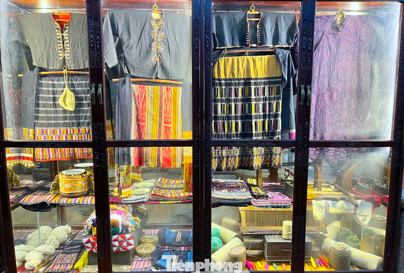 Ông Phúc còn cẩn thận đóng tủ kính để bảo quản những vật dụng dễ bị hư hỏng theo thời gian như những bộ quần áo, sảm phẩm thổ cẩm của người dân tộc Thái.