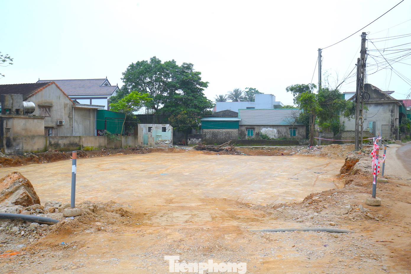 Tuy nhiên, do công tác giải phóng mặt bằng gặp khó khăn và điều kiện thời tiết nên một số hạng mục, đoạn tuyến vẫn chưa được thực hiện đúng theo tiến độ. Trên toàn tuyến hiện vẫn còn 0,3 km chưa được giải phóng mặt bằng. Trong đó còn vướng mắc các hộ nhà dân tại TX. Hoàng Mai, huyện Quỳnh Lưu, Diễn Châu, Nghi Lộc.