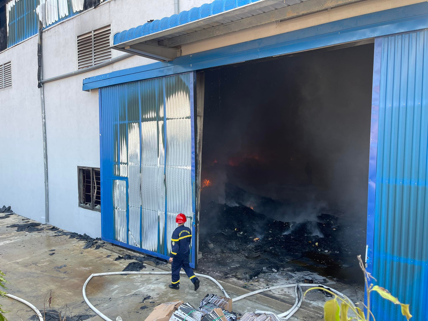 Cảnh sát nhanh chóng có mặt khống chế, dập lửa đám cháy.