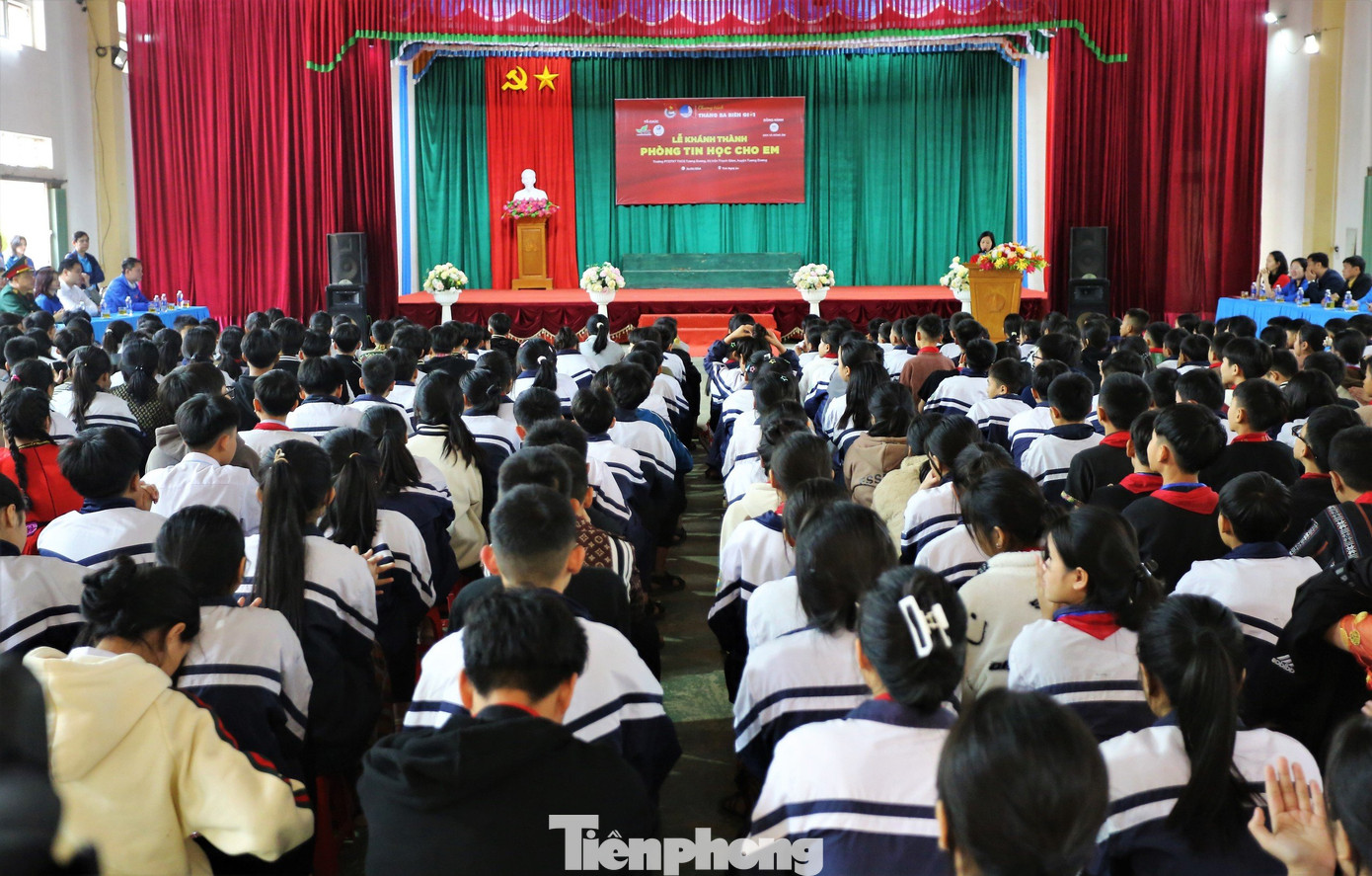 Tại trường PTDTNT THCS Tương Dương (thị trấn Thạch Giám, huyện Tương Dương, Nghệ An), Ban tổ chức đã tiến hành buổi lễ khánh thành "Phòng Tin học cho em" và trao tặng 200 áo ấm đến các em học sinh trong trường. Tại trường PTDTNT THCS Tương Dương (thị trấn Thạch Giám, huyện Tương Dương, Nghệ An), Ban tổ chức đã tiến hành buổi lễ khánh thành "Phòng Tin học cho em" và trao tặng 200 áo ấm đến các em học sinh trong trường.