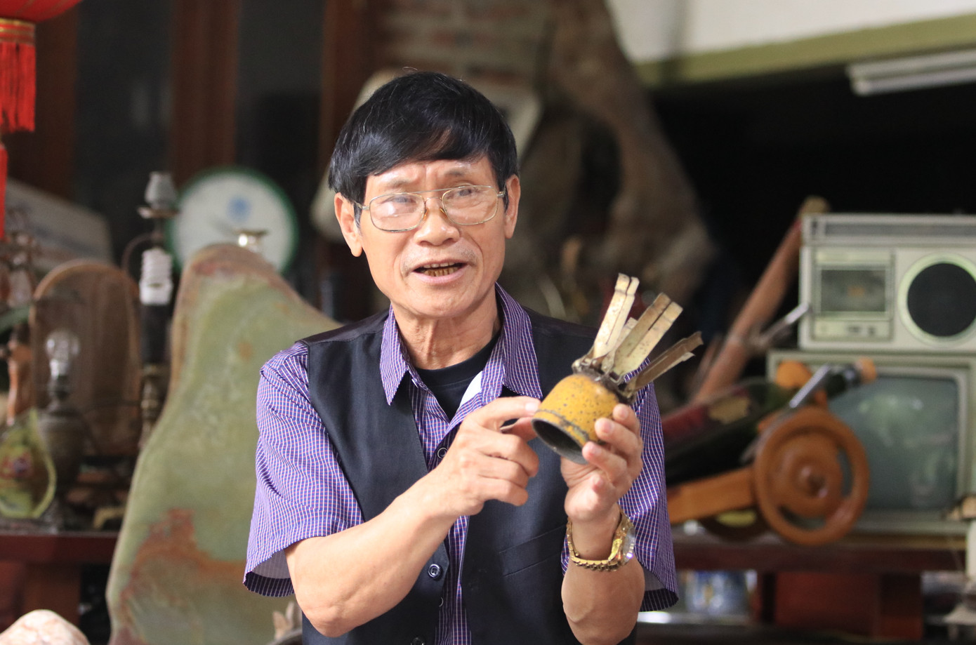 Trong khoảng sân nhà, ông Hoan trưng bày nhiều loại vỏ bom, mảnh đạn còn sót lại của thời chiến. “Đây là vỏ của quả bom bi, là minh chứng chân thực nhất về nỗi đau chiến tranh ngày ấy”, ông Hoan nói.