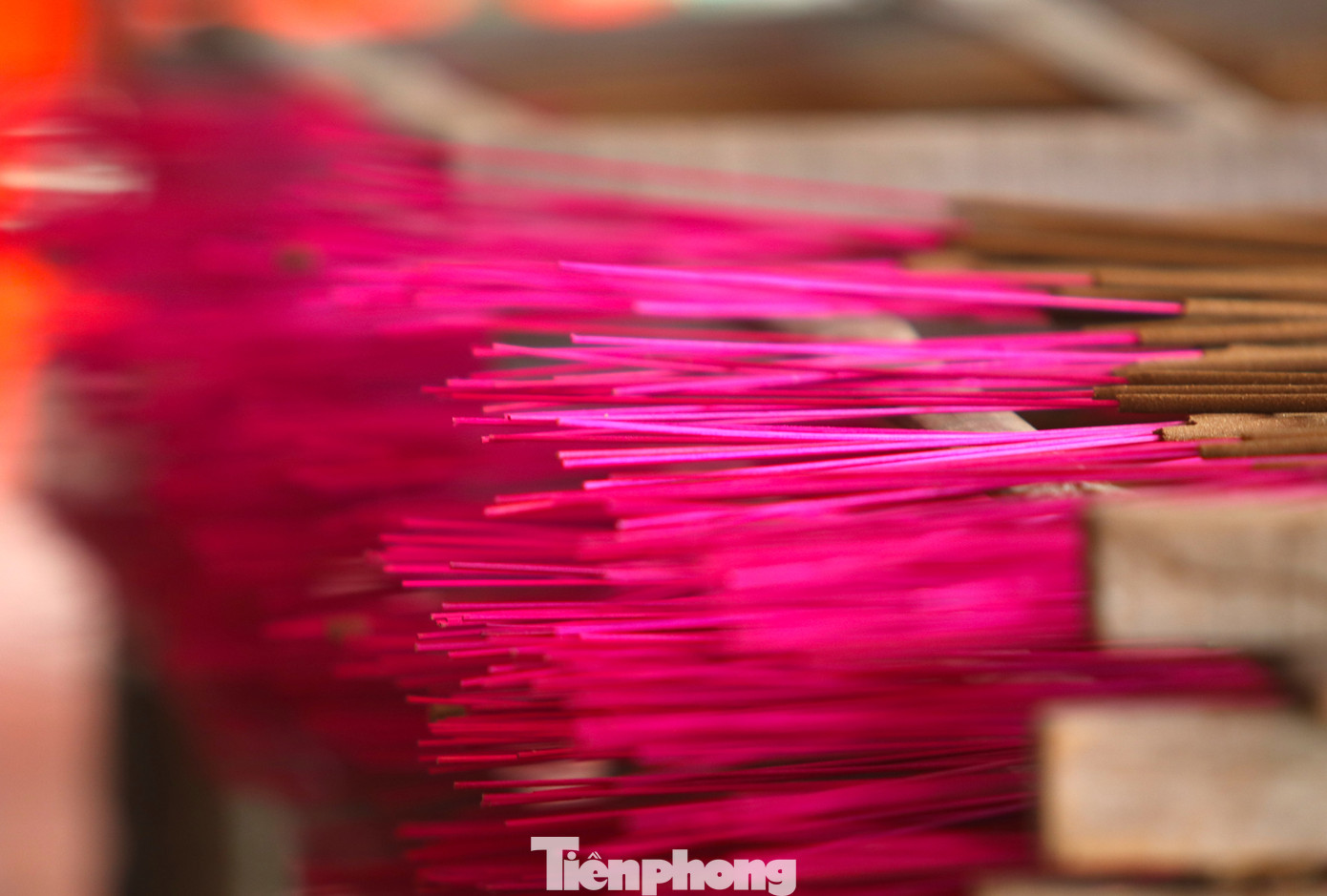 “Các nguyên liệu từ tự nhiên, được sấy khô xay nhỏ, pha trộn theo bí quyết nhà nghề nên đảm bảo sạch, an toàn. Hương thơm, dễ cháy, lâu tàn, không gây độc hại với sức khỏe người sử dụng, cũng như người sản xuất”, chị Nguyễn Thị Lý chia sẻ.