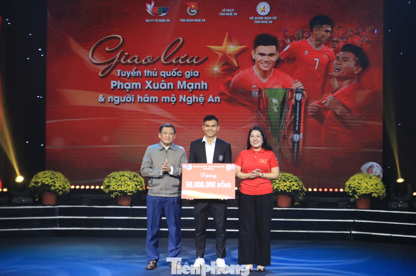 Đại diện Hội LHTN Việt Nam tỉnh, Hội Doanh nhân trẻ tỉnh Nghệ An trao 50 triệu đồng cho cầu thủ Xuân Mạnh. Đại diện Hội LHTN Việt Nam tỉnh, Hội Doanh nhân trẻ tỉnh Nghệ An trao 50 triệu đồng cho cầu thủ Xuân Mạnh.