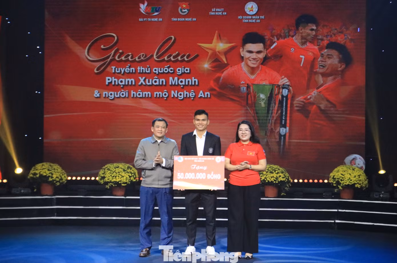 Đại diện Hội LHTN Việt Nam tỉnh, Hội Doanh nhân trẻ tỉnh Nghệ An trao 50 triệu đồng cho cầu thủ Xuân Mạnh.