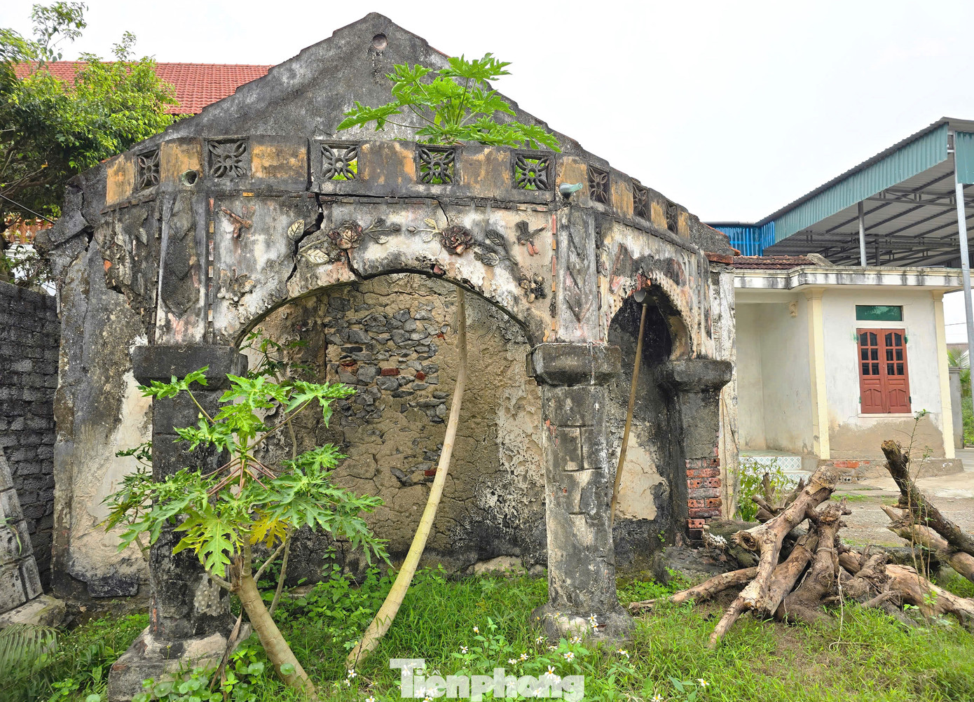 Bên cạnh những ngôi nhà vẫn còn vững chãi, một số công trình xây dựng bằng vỏ sò giờ đây đã xuống cấp và bị bỏ hoang. Khi kinh tế phát triển, những ngôi nhà bằng bê tông cốt thép đã dần thay thế. Những ngôi nhà vỏ sò dần trở thành ký ức của một thời gian khó. Bên cạnh những ngôi nhà vẫn còn vững chãi, một số công trình xây dựng bằng vỏ sò giờ đây đã xuống cấp và bị bỏ hoang. Khi kinh tế phát triển, những ngôi nhà bằng bê tông cốt thép đã dần thay thế. Những ngôi nhà vỏ sò dần trở thành ký ức của một thời gian khó.