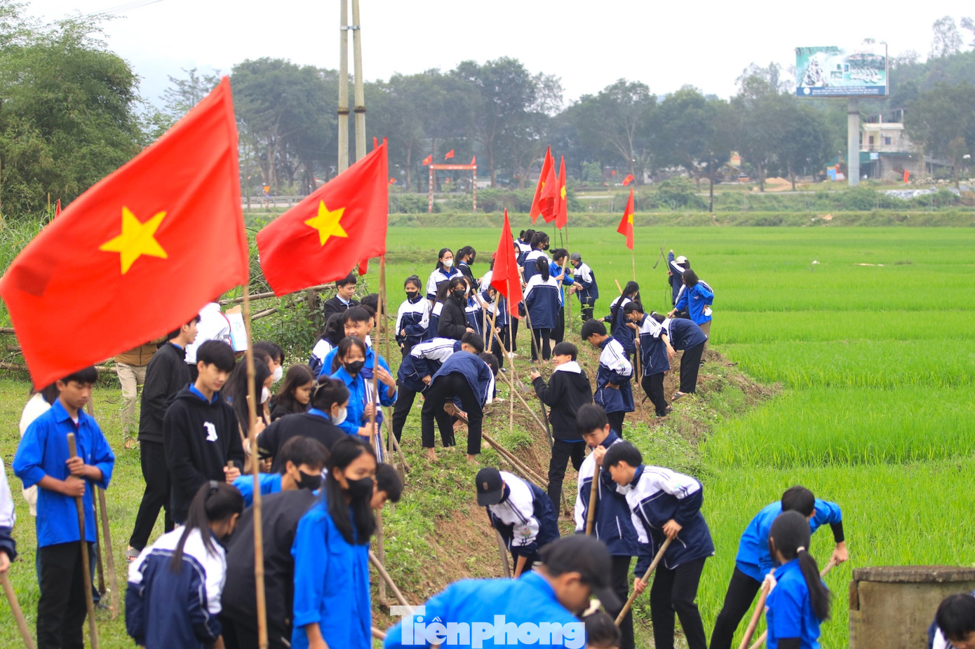 Sau nghi lễ trao cờ khởi động Tháng Thanh niên năm 2024, các đại biểu, đoàn viên thanh niên tham gia hưởng ứng Lễ khởi động với các công trình, phần việc ý nghĩa như nạo vét kênh mương nội đồng; vệ sinh, dọn dẹp nhà cho gia đình chính sách, trao tặng sân chơi thể thao cho Tổng đội Thanh niên xung phong 5; tập huấn, chuyển giao khoa học kỹ thuật trồng trọt. Sau nghi lễ trao cờ khởi động Tháng Thanh niên năm 2024, các đại biểu, đoàn viên thanh niên tham gia hưởng ứng Lễ khởi động với các công trình, phần việc ý nghĩa như nạo vét kênh mương nội đồng; vệ sinh, dọn dẹp nhà cho gia đình chính sách, trao tặng sân chơi thể thao cho Tổng đội Thanh niên xung phong 5; tập huấn, chuyển giao khoa học kỹ thuật trồng trọt.