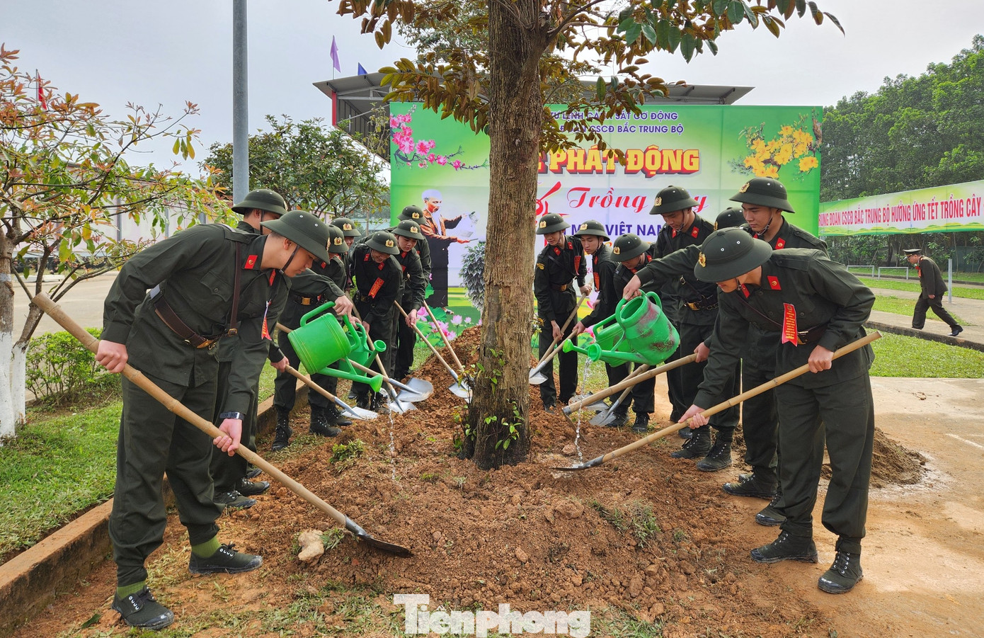 Các chiến sỹ hưởng ứng Tết trồng cây. Các chiến sỹ hưởng ứng Tết trồng cây.