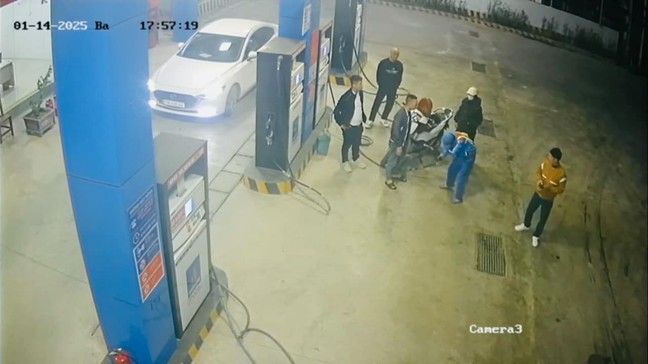 Nhân viên cây xăng bị tài xế ô tô đánh liên tiếp vào mặt. Nhân viên cây xăng bị tài xế ô tô đánh liên tiếp vào mặt.