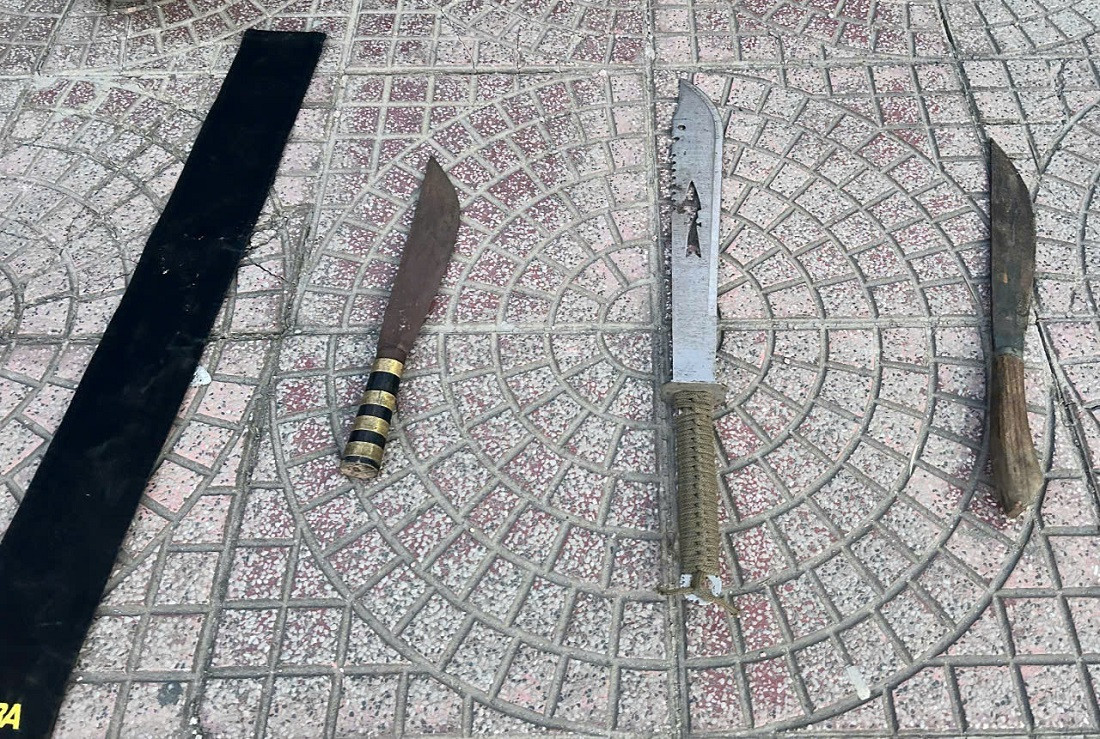 Công an thu giữ nhiều dao, kiếm các loại.