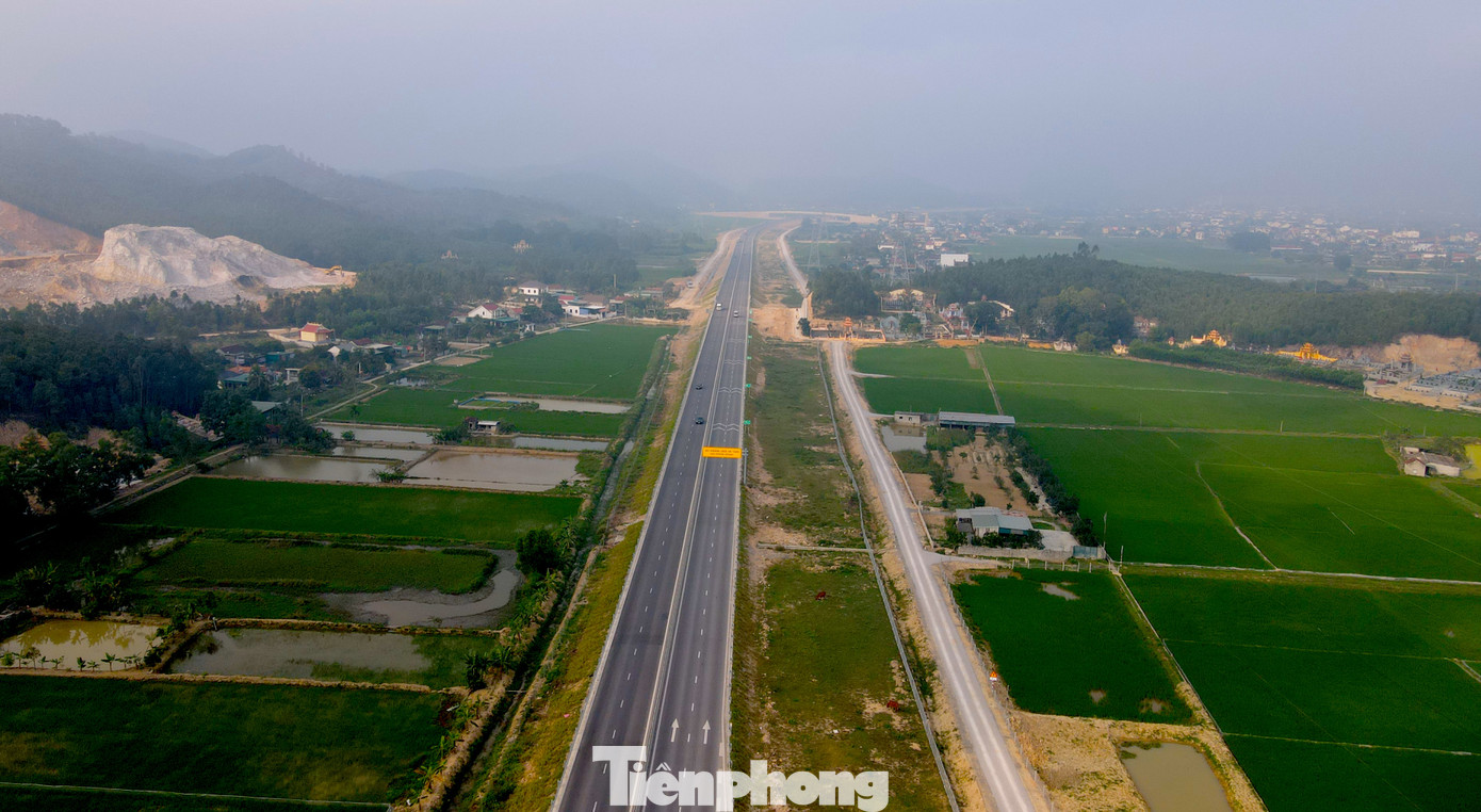 Dự án được thiết kế phân kỳ 2 giai đoạn. Trong đó giai đoạn 1 được xây dựng với quy mô 4 làn xe, mặt đường rộng 17m. Tốc độ tối đa 90km/h và tốc độ tối thiểu là 60km/h. Ở giai đoạn hoàn chỉnh, tuyến cao tốc sẽ được nâng lên 6 làn xe, nền đường rộng 32,25m, vận tốc thiết kế từ 100 - 120 km/h. Dự án được khởi công xây dựng vào tháng 7/2021 với tổng mức đầu tư hơn 7 nghìn tỷ đồng. Sau 24 tháng thi công, tuyến cao tốc đã được đưa vào khai thác từ tháng 9/2023. Sau khi đưa vào khai thác, tuyến đường cũng bộc lộ nhiều bất cập. Dự án được thiết kế phân kỳ 2 giai đoạn. Trong đó giai đoạn 1 được xây dựng với quy mô 4 làn xe, mặt đường rộng 17m. Tốc độ tối đa 90km/h và tốc độ tối thiểu là 60km/h. Ở giai đoạn hoàn chỉnh, tuyến cao tốc sẽ được nâng lên 6 làn xe, nền đường rộng 32,25m, vận tốc thiết kế từ 100 - 120 km/h. Dự án được khởi công xây dựng vào tháng 7/2021 với tổng mức đầu tư hơn 7 nghìn tỷ đồng. Sau 24 tháng thi công, tuyến cao tốc đã được đưa vào khai thác từ tháng 9/2023. Sau khi đưa vào khai thác, tuyến đường cũng bộc lộ nhiều bất cập.