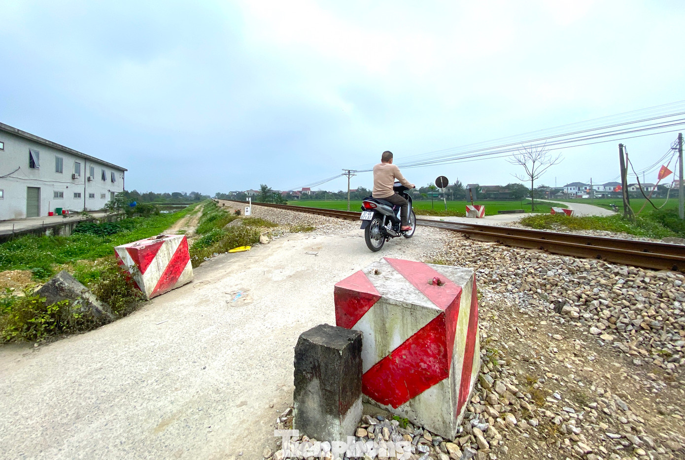 Nhiều lối ngang qua đường sắt có mật độ phương tiện lưu thông đông nhưng không có rào chắn, đèn tín hiệu luôn tiềm ẩn nguy cơ mất an toàn giao thông.