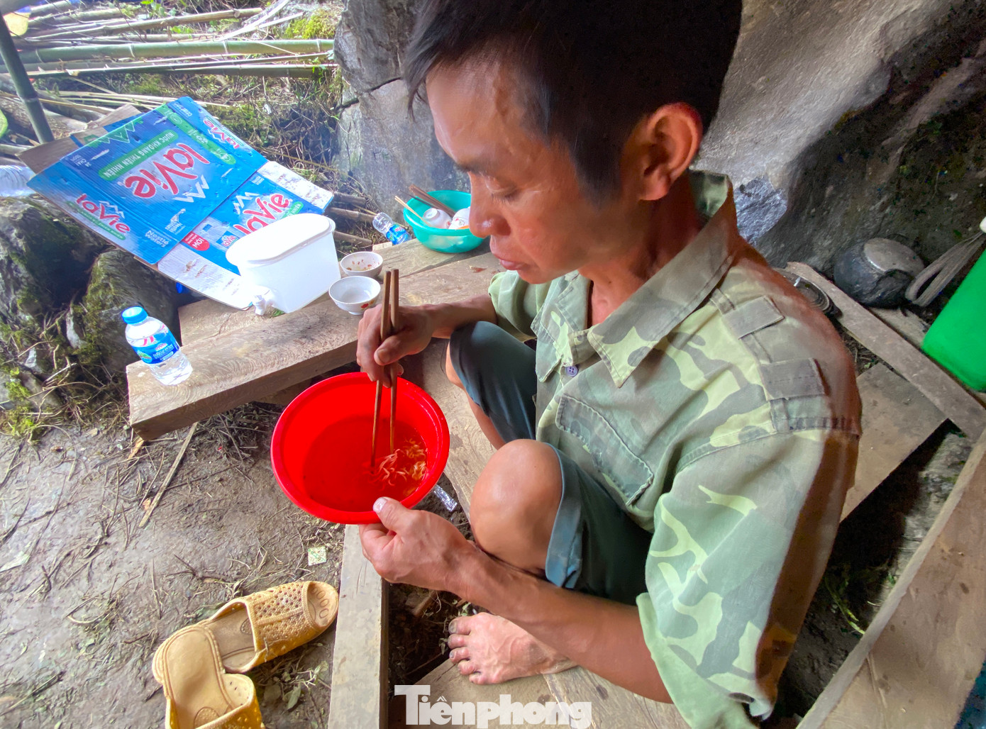 "Hôm lên đây chẳng mang được gì giá trị cả, bảo toàn được tính mạng là tốt rồi. Giờ cứ ở tạm đây đã, mong chính quyền sớm tìm nơi ở mới cho chúng tôi an tâm hơn", ông Cán vừa gắp những đũa mỳ tôm ăn vừa nói.
