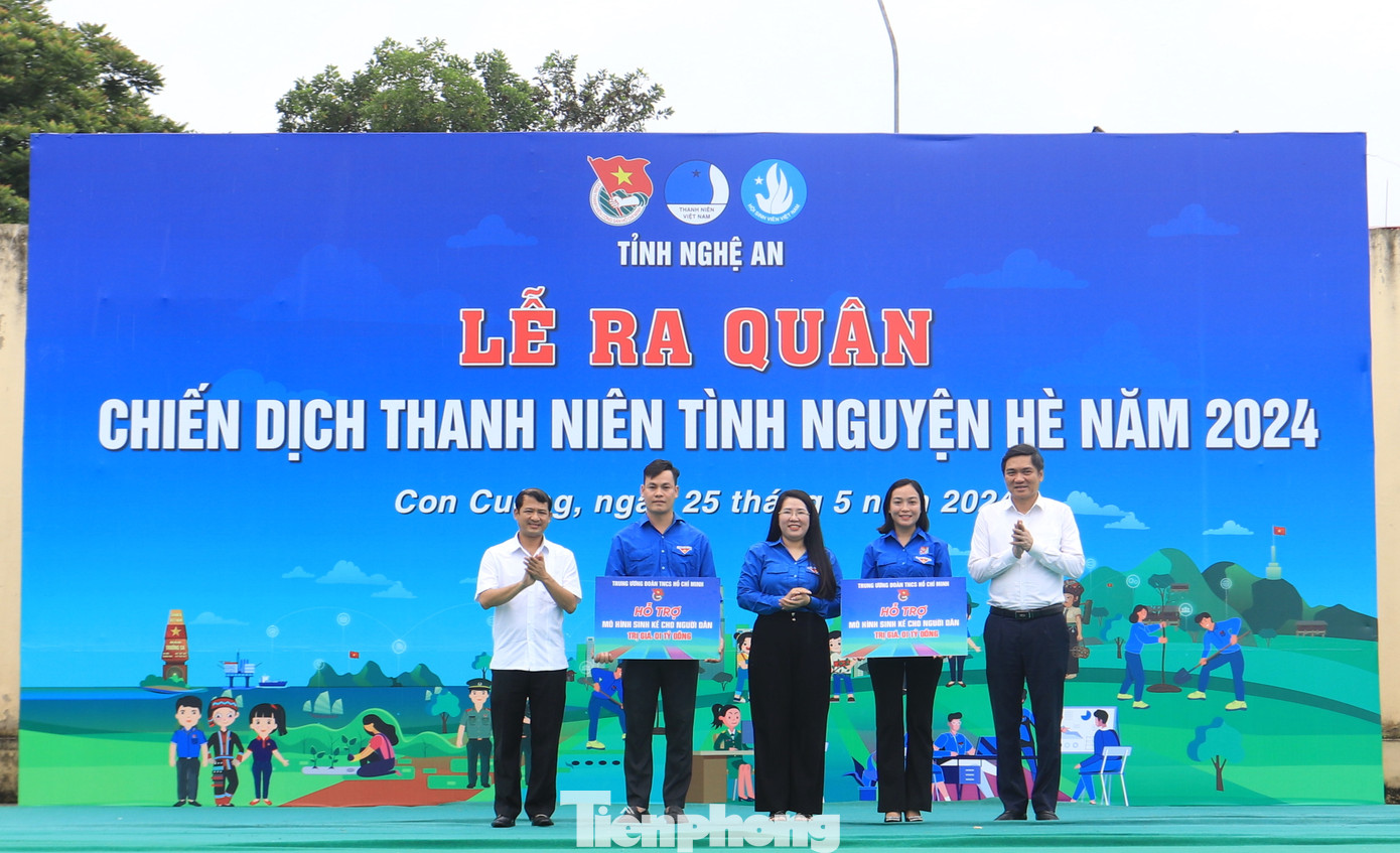 T.Ư Đoàn trao tặng 2 mô hình sinh kế trị giá 2 tỷ đồng cho huyện Con Cuông và Tương Dương. T.Ư Đoàn trao tặng 2 mô hình sinh kế trị giá 2 tỷ đồng cho huyện Con Cuông và Tương Dương.