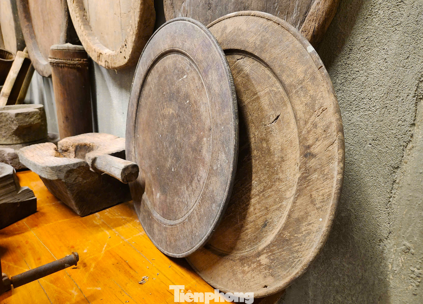 Những chiếc mâm, cối làm từ gỗ độc đáo có tuổi đời cả trăm năm.